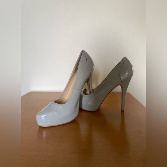 NWOT Charlotte Russe light gray platform heels, size 8 - Picture 1 of 7